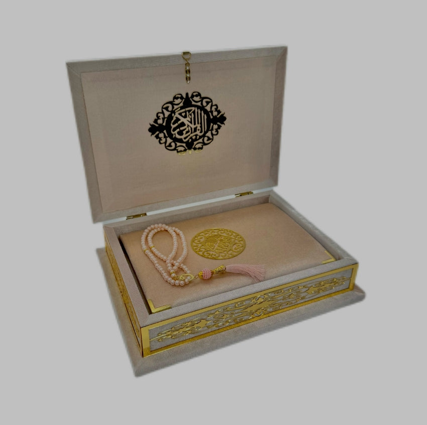 Der Koran in einer edlen Box mit Gebetskette